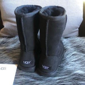 Black Classic Uggs Size 5